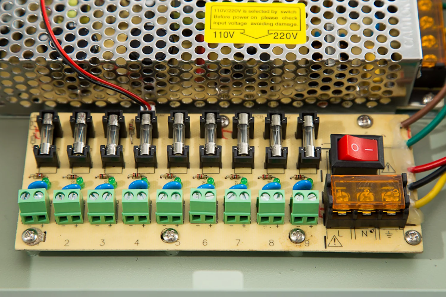 Fuentes de poder switching DC 12v para Cámaras seguridad SSTT - 12v15a9ch