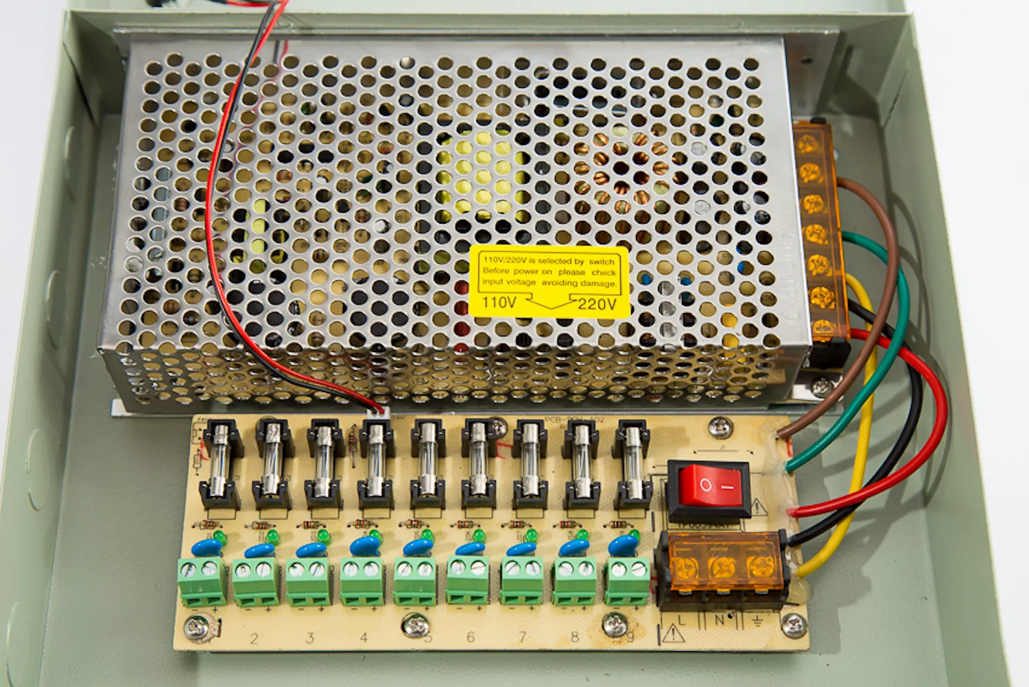 Fuentes de poder switching DC 12v para Cámaras seguridad SSTT - 12v15a9ch